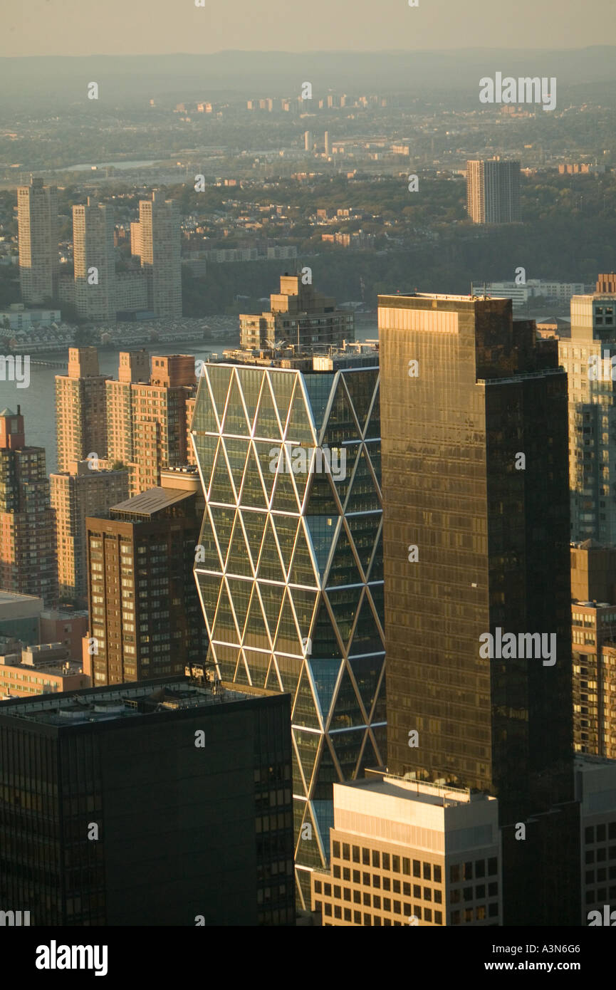 Nuova pubblicazione Hearst edificio nel centro di Manhattan si vede dal Rockefeller Center di New York City USA Ottobre 2005 Foto Stock