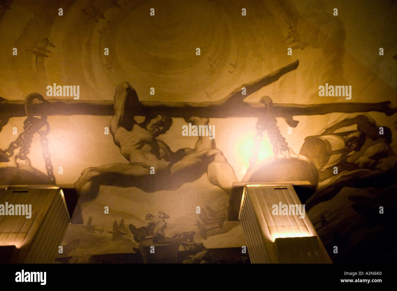 Vista di pitture murali al Rockefeller Center building lobby al piano terra in New York City USA Ottobre 2005 Foto Stock