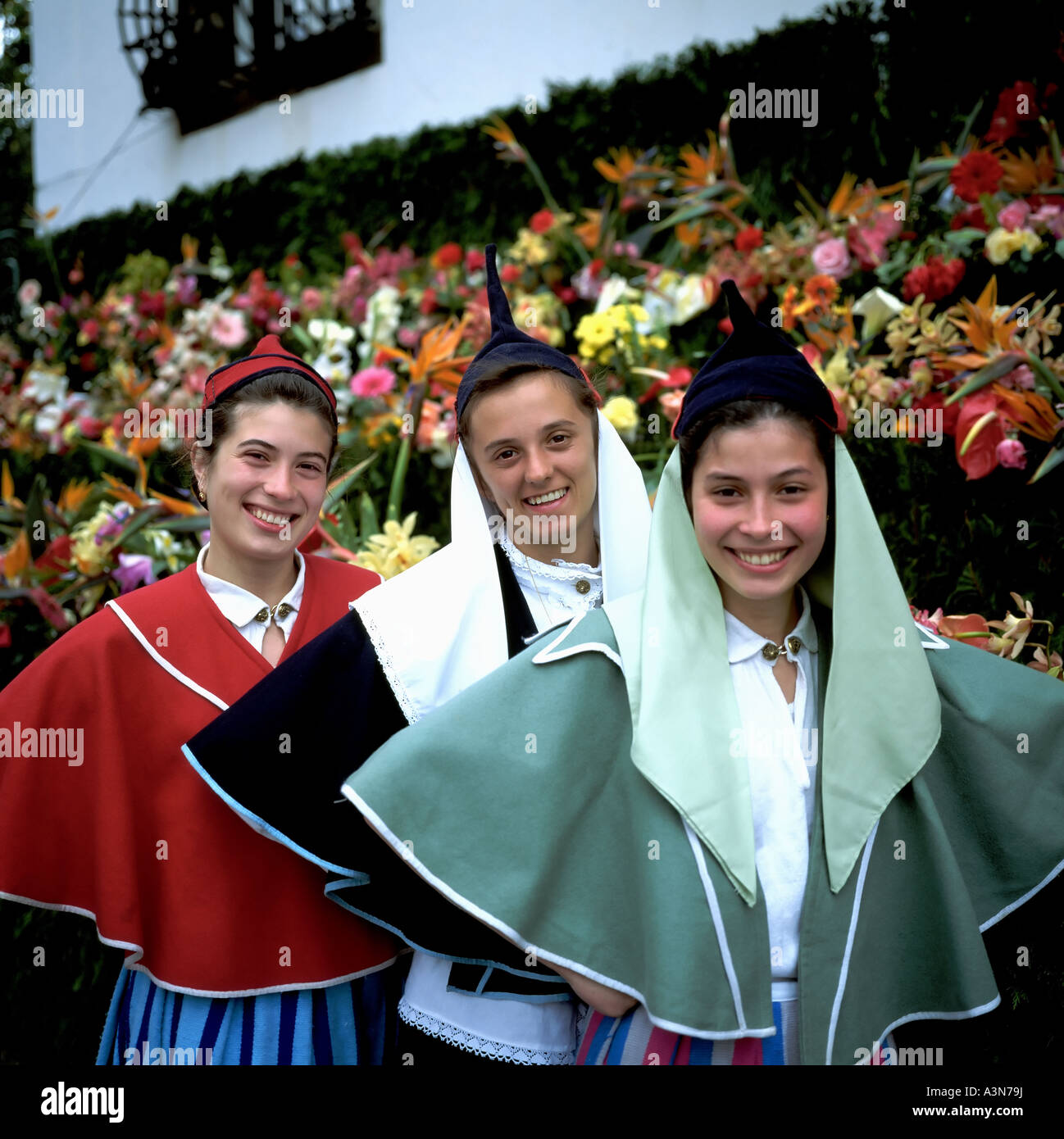 Signor tre giovani donne con i tradizionali costumi di Madeira Madeira Portogallo Europa Foto Stock