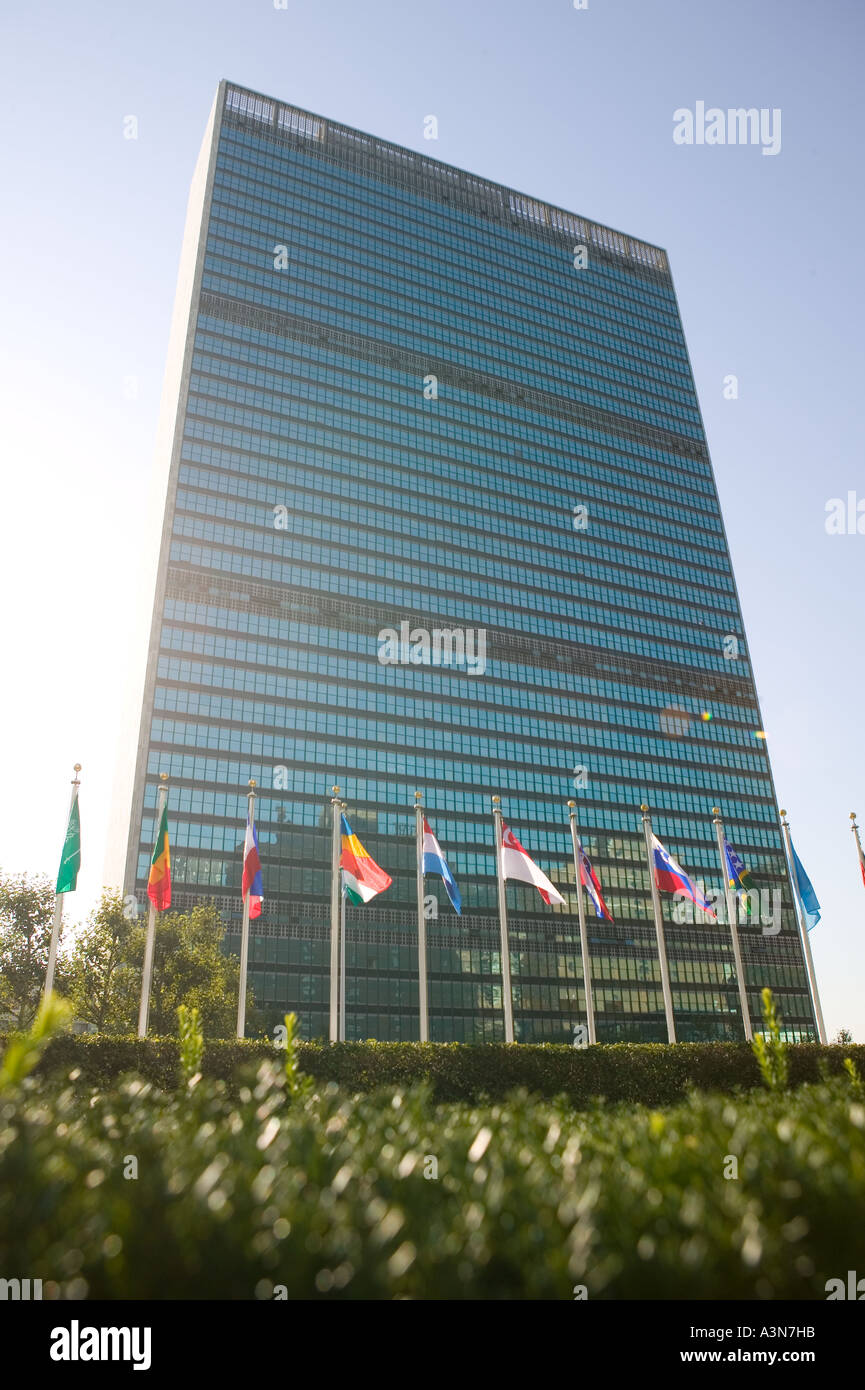 La bandiera delle Nazioni Unite vola su un palo da parte delle Nazioni Unite Segretariato generale edificio su 1° Avenue in New York City NY USA il 2 settembre Foto Stock