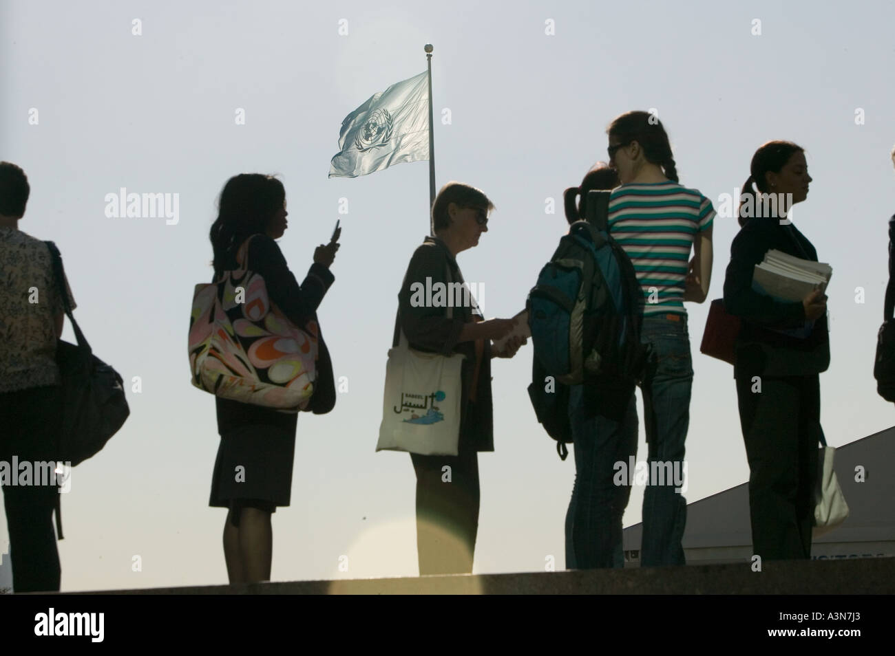 La gente di attendere in linea per accedere al palazzo delle Nazioni Unite il 1° Avenue in New York City NY USA Settembre 2005 Foto Stock