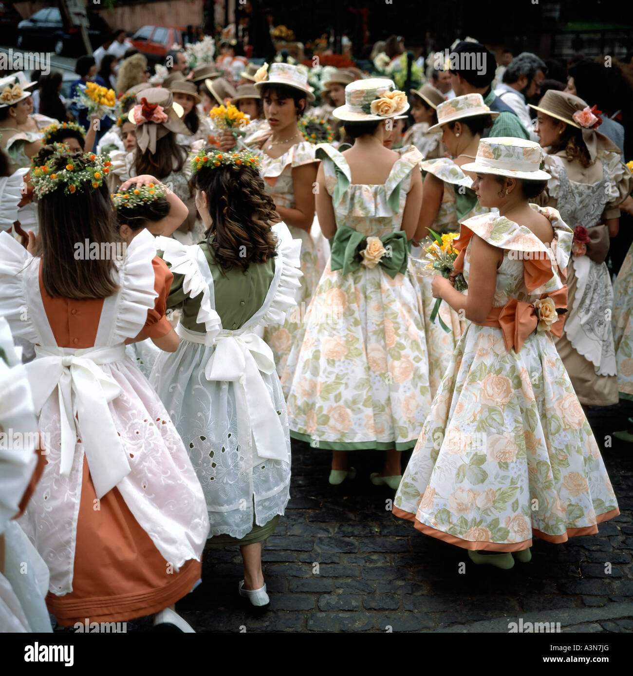 Un gruppo di giovani donne con abito fiorito e HAT a primavera il festival dei fiori di Funchal Madeira Portogallo Foto Stock