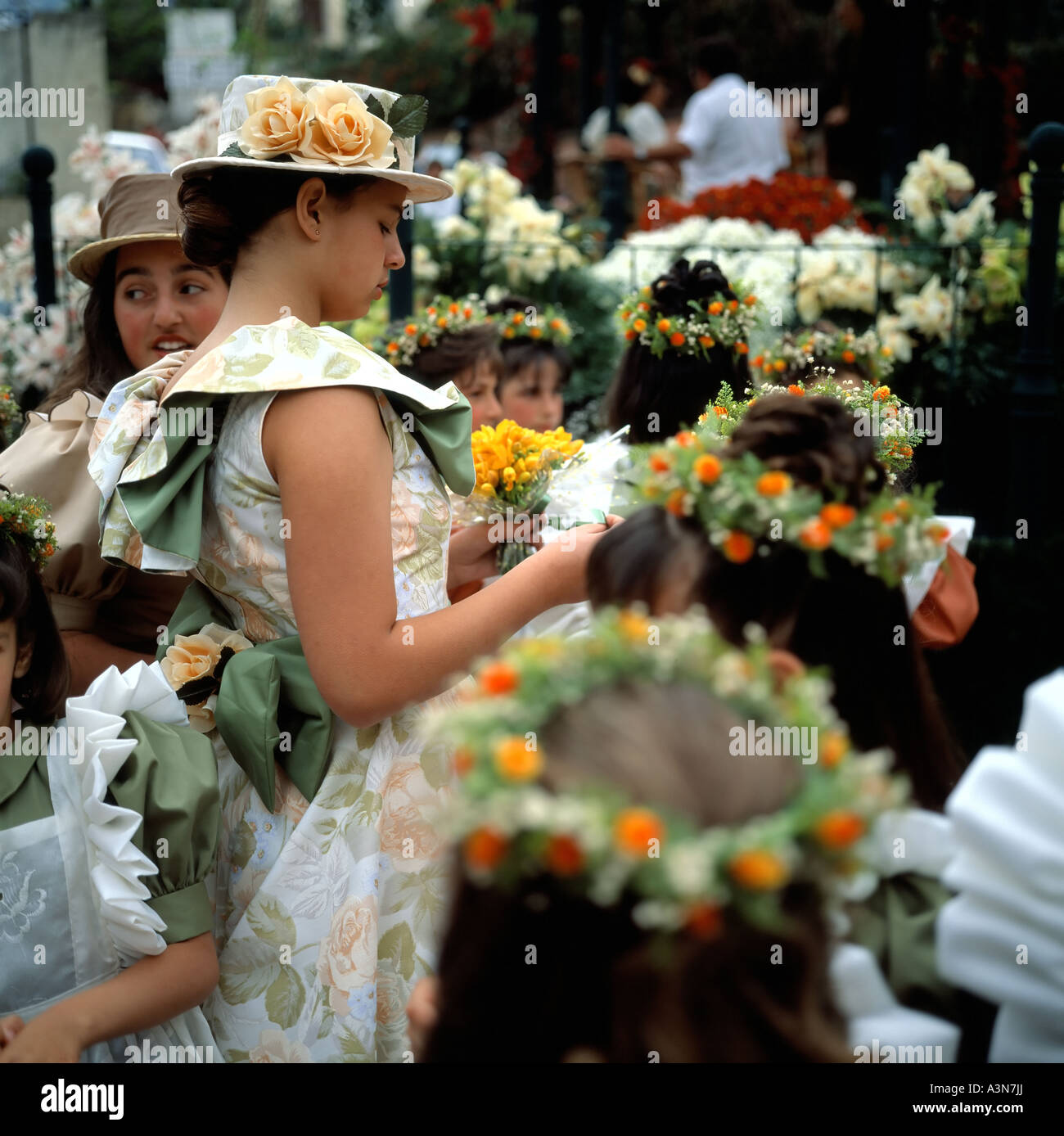 Giovani donne con abito fiorito e HAT a primavera il festival dei fiori di Funchal Madeira Portogallo Foto Stock