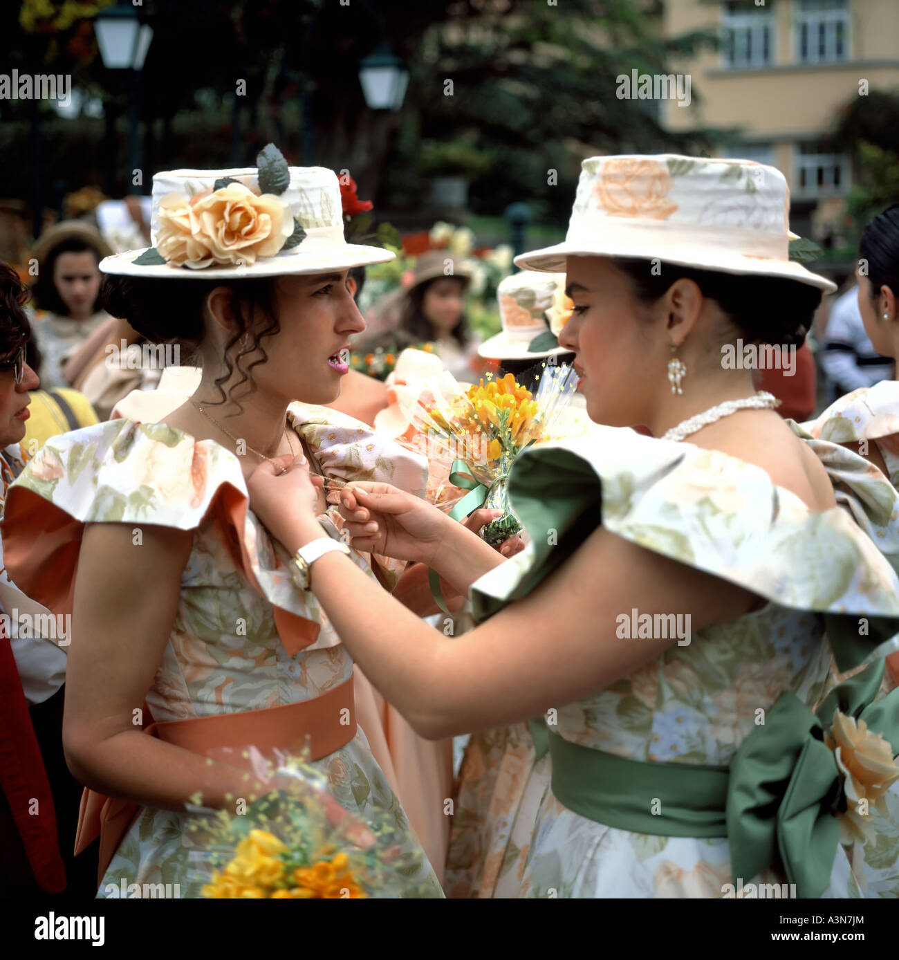 Due giovani donne con abito fiorito e HAT a primavera il festival dei fiori di Funchal Madeira Portogallo Foto Stock