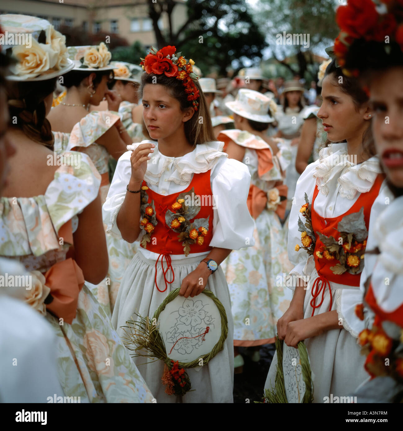 Ragazze con costume tradizionale a primavera il festival dei fiori di Funchal Madeira Portogallo Foto Stock