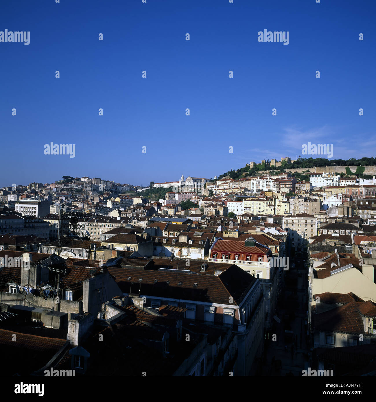 SKYLINE CON Castelo Sao Jorge CASTLE LISBONA PORTOGALLO Foto Stock