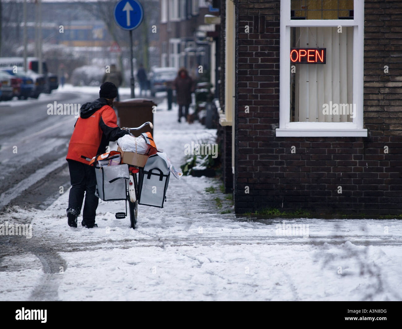 TNT mailwoman lady lavora in condizioni avverse brutto fallo inverno Meteo Breda Paesi Bassi Foto Stock