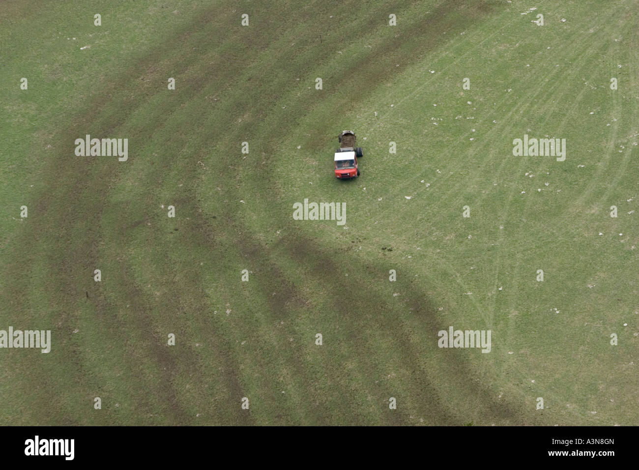 La fertilizzazione di un prato di montagna con concime, Alto Adige, Italia Foto Stock
