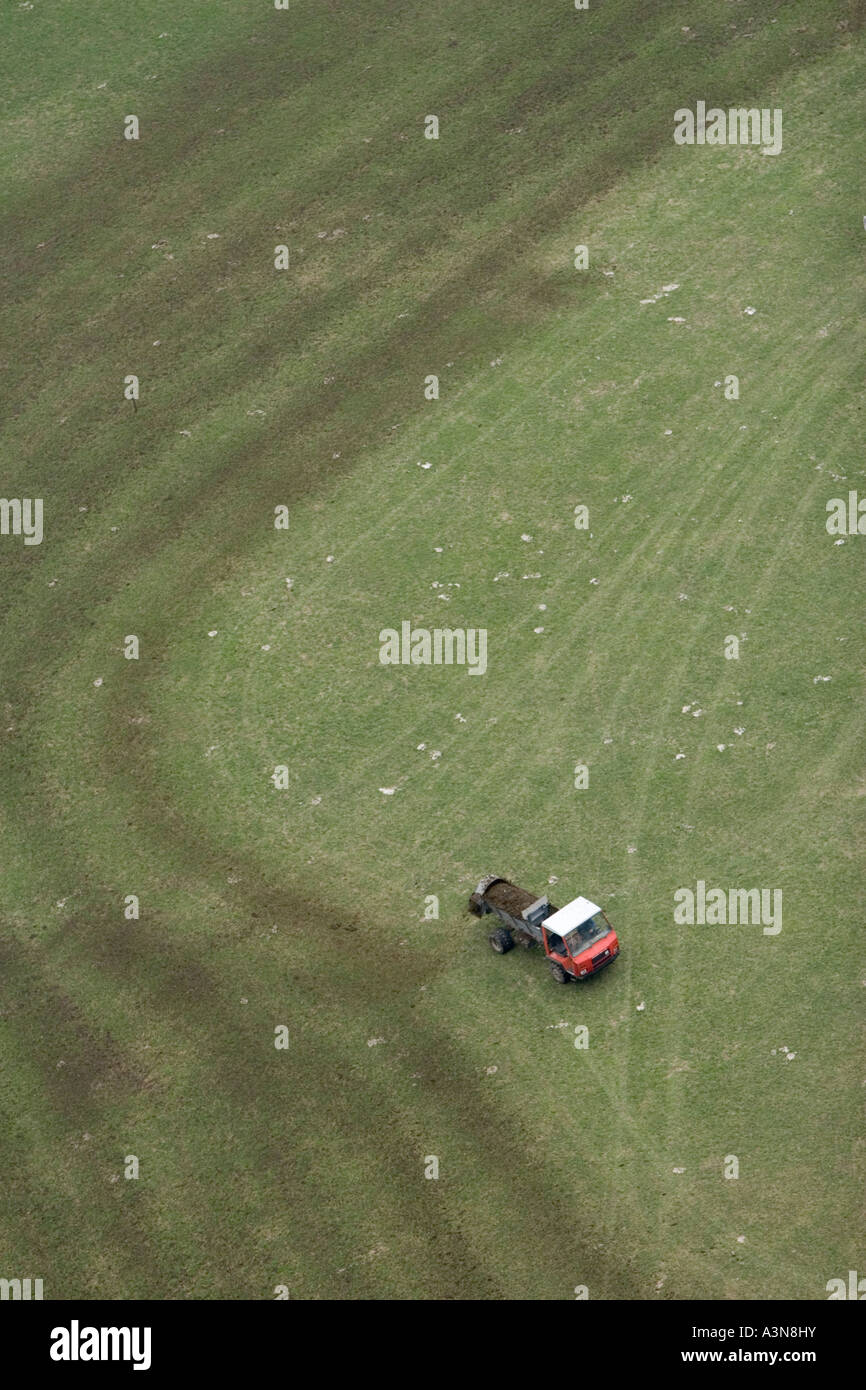 La fertilizzazione di un prato di montagna con concime, Alto Adige, Italia Foto Stock
