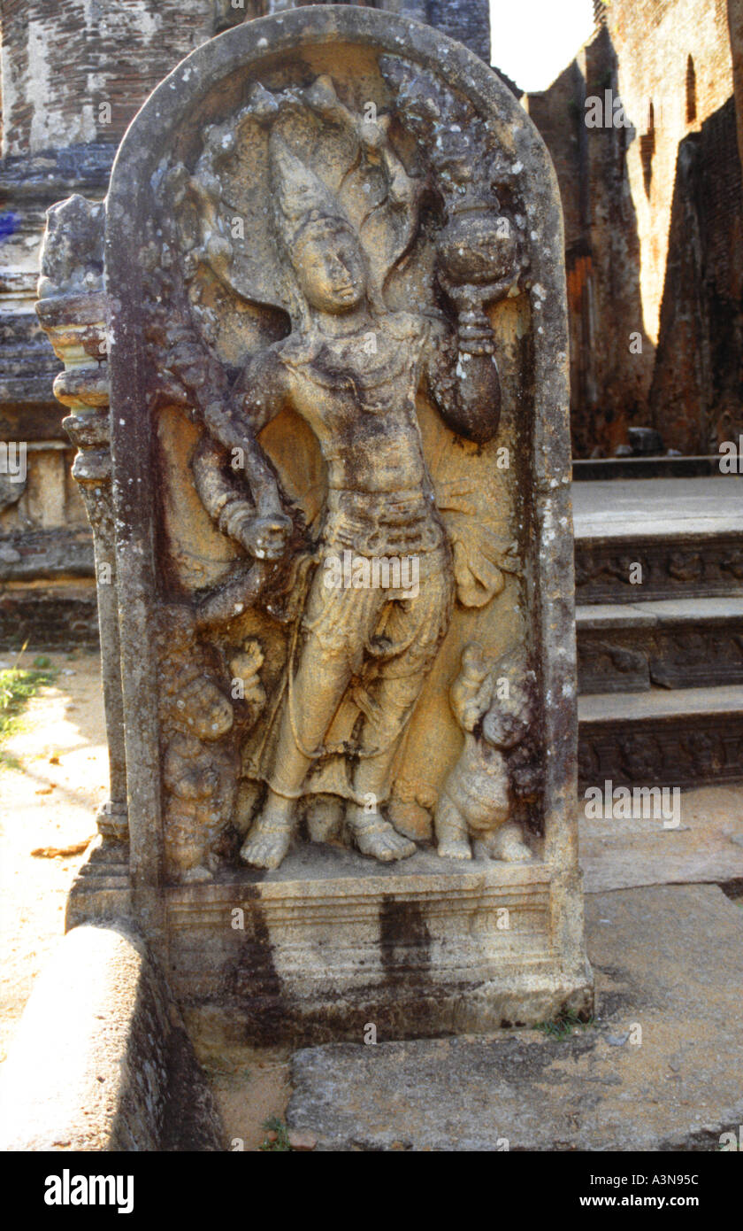 Un' ammenda guardstone tra le rovine di Polonnaruwa in Sri Lanka Foto Stock
