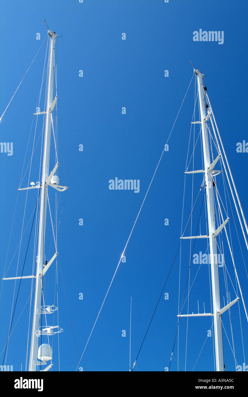 Twin a montanti su grandi yacht ormeggiato al porto di Hvar - Isola di Hvar Croazia Foto Stock