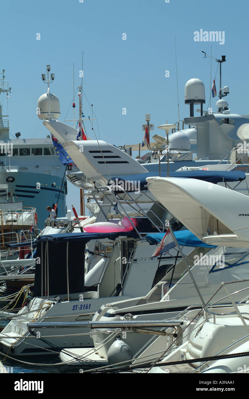 Barche di lusso ormeggio in banchina a Hvar, in Croazia Foto Stock