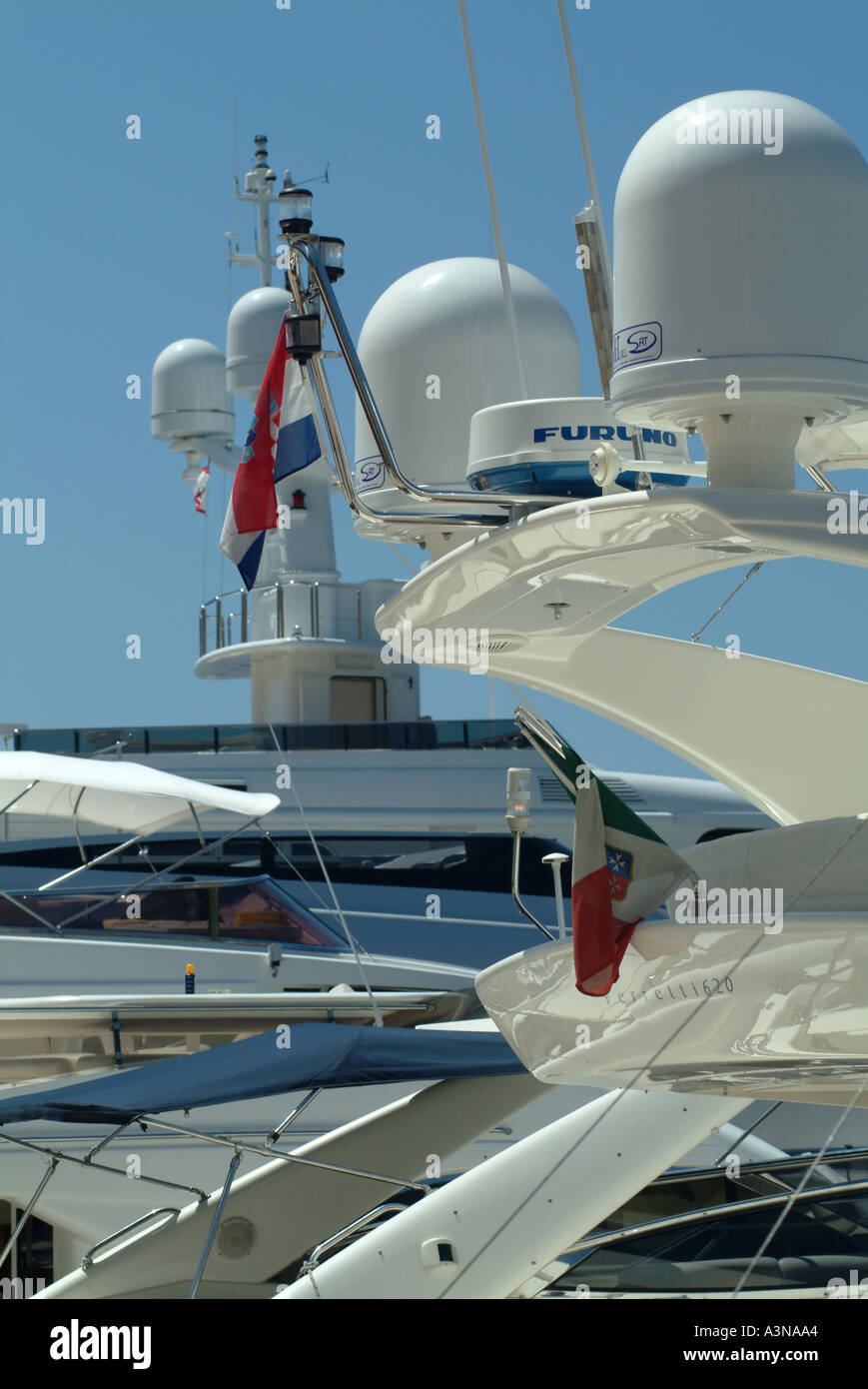 Barche di lusso ormeggio in banchina nel porto di Hvar - Isola di Hvar Croazia Foto Stock