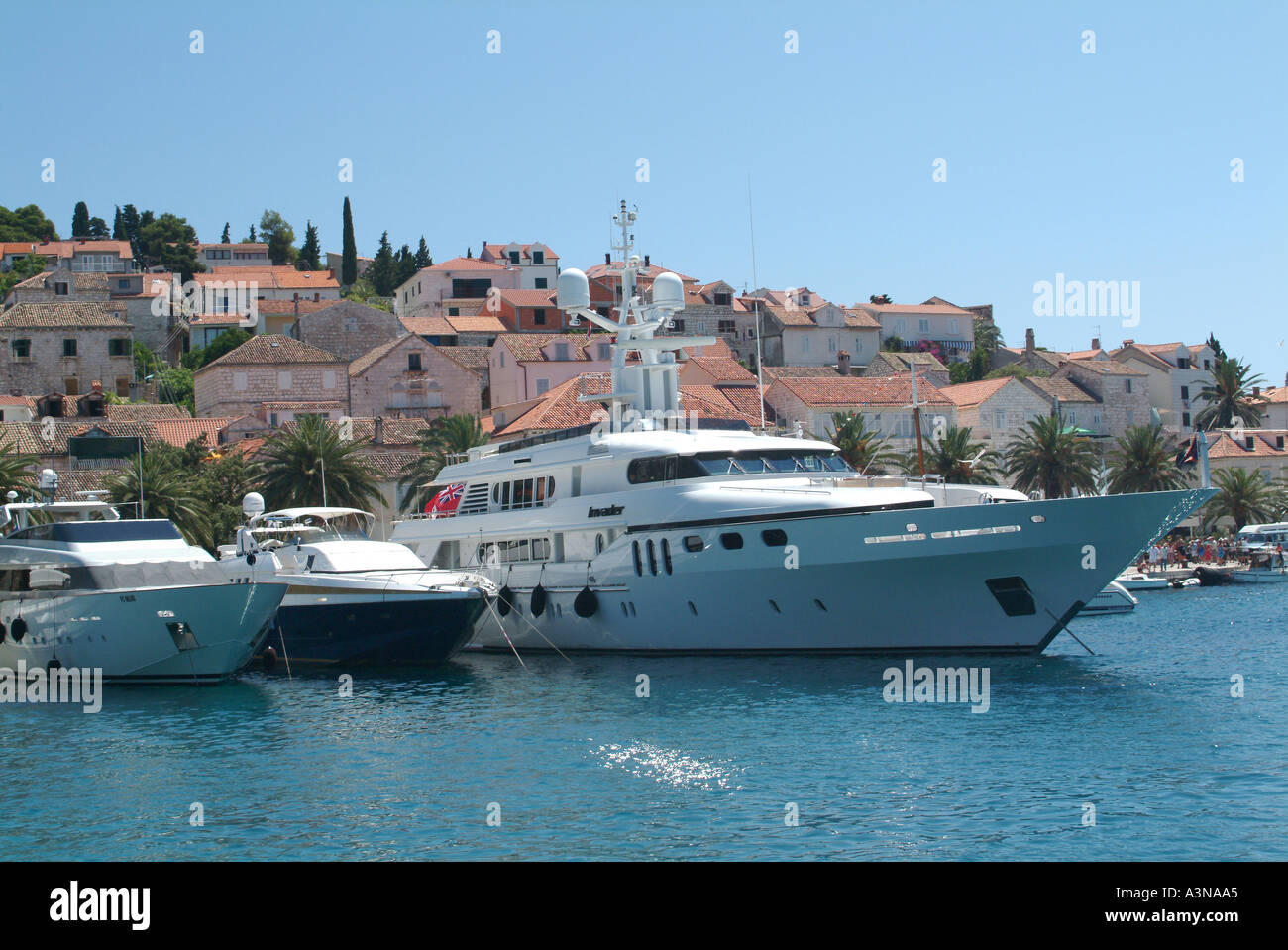 Barche di lusso ormeggio in banchina nel porto di Hvar - Isola di Hvar Croazia Foto Stock