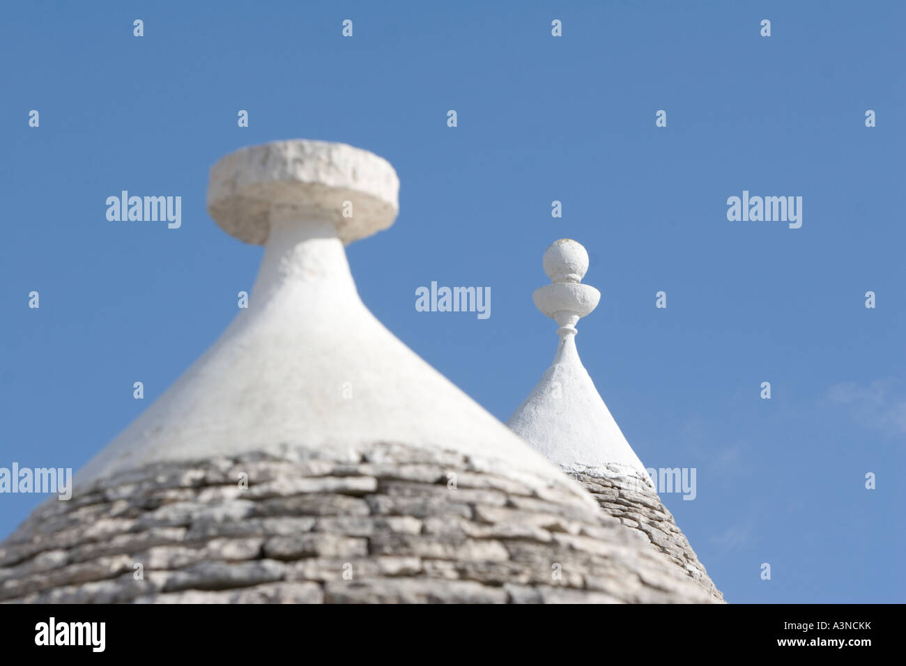 Design tradizionale sulla parte superiore di un trullo house, ad Alberobello Puglia Italia - pull-sequenza di messa a fuoco con immagine A3NCJY Foto Stock