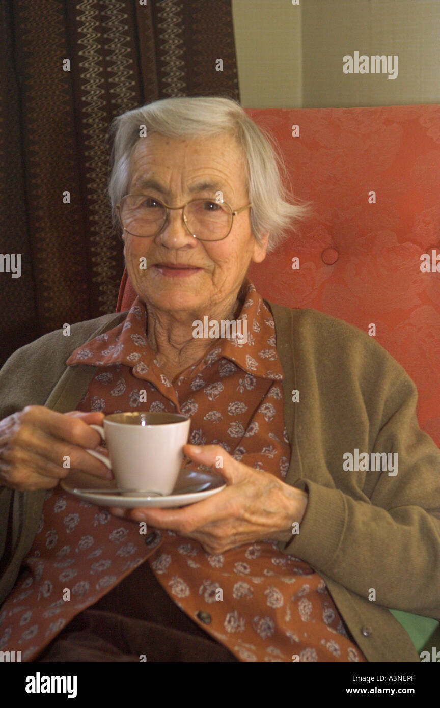 Donna anziana con tazza da tè Foto Stock