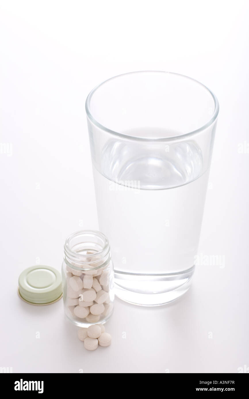 Medicina e bicchiere di acqua Foto Stock