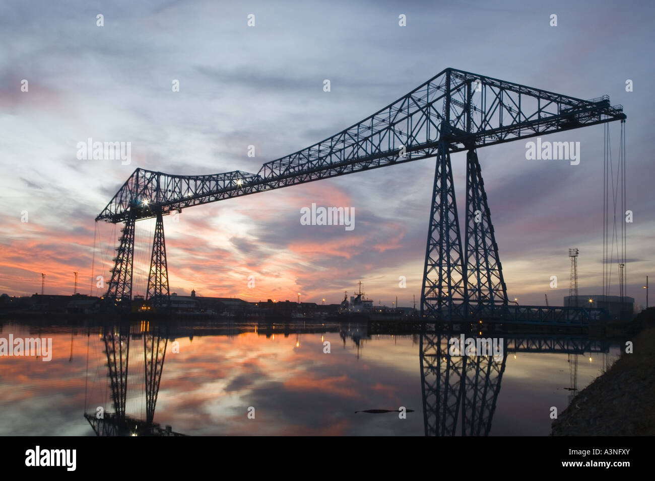 Tees Transporter Bridge, o il ponte dei traghetti Middlesbrough Transporter Transporter, è il ponte più a valle che attraversa River Tees, Inghilterra Foto Stock