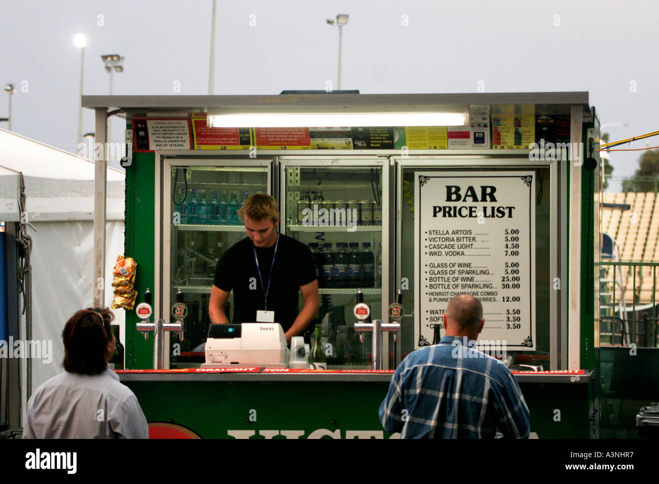 Un mobile trasportabile all'esterno del bar che serve bevande alcoliche durante un evento sportivo in Australia Foto Stock