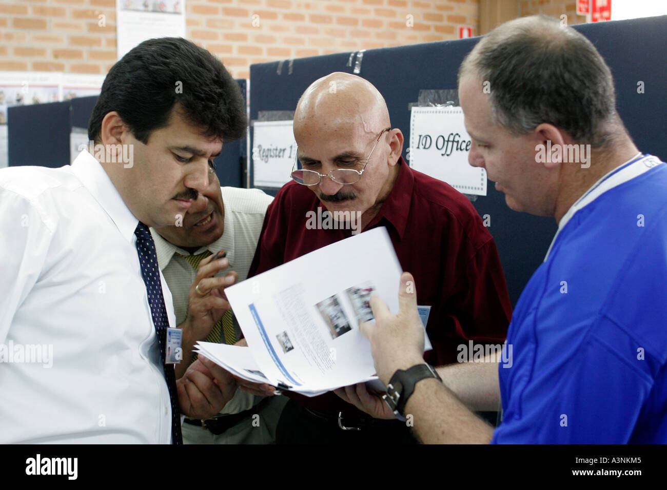 Elezione dei funzionari iracheni a elezioni libere e democratiche Foto Stock