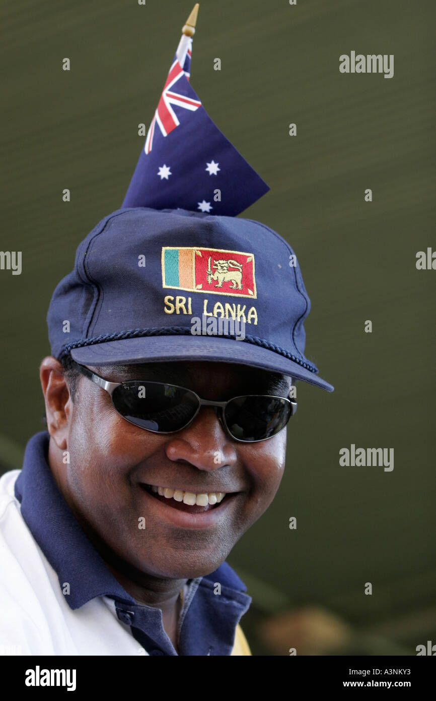 Un dello Sri Lanka uomo indossa una bandiera australiana a una partita di cricket Foto Stock