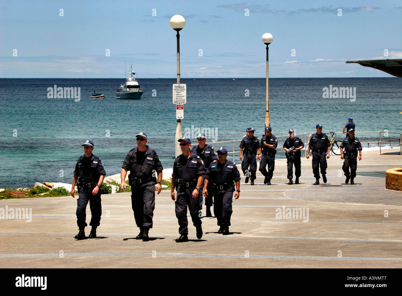 Armate pesantemente speciale pattuglia di polizia a Cronulla Sydney Australia Foto Stock