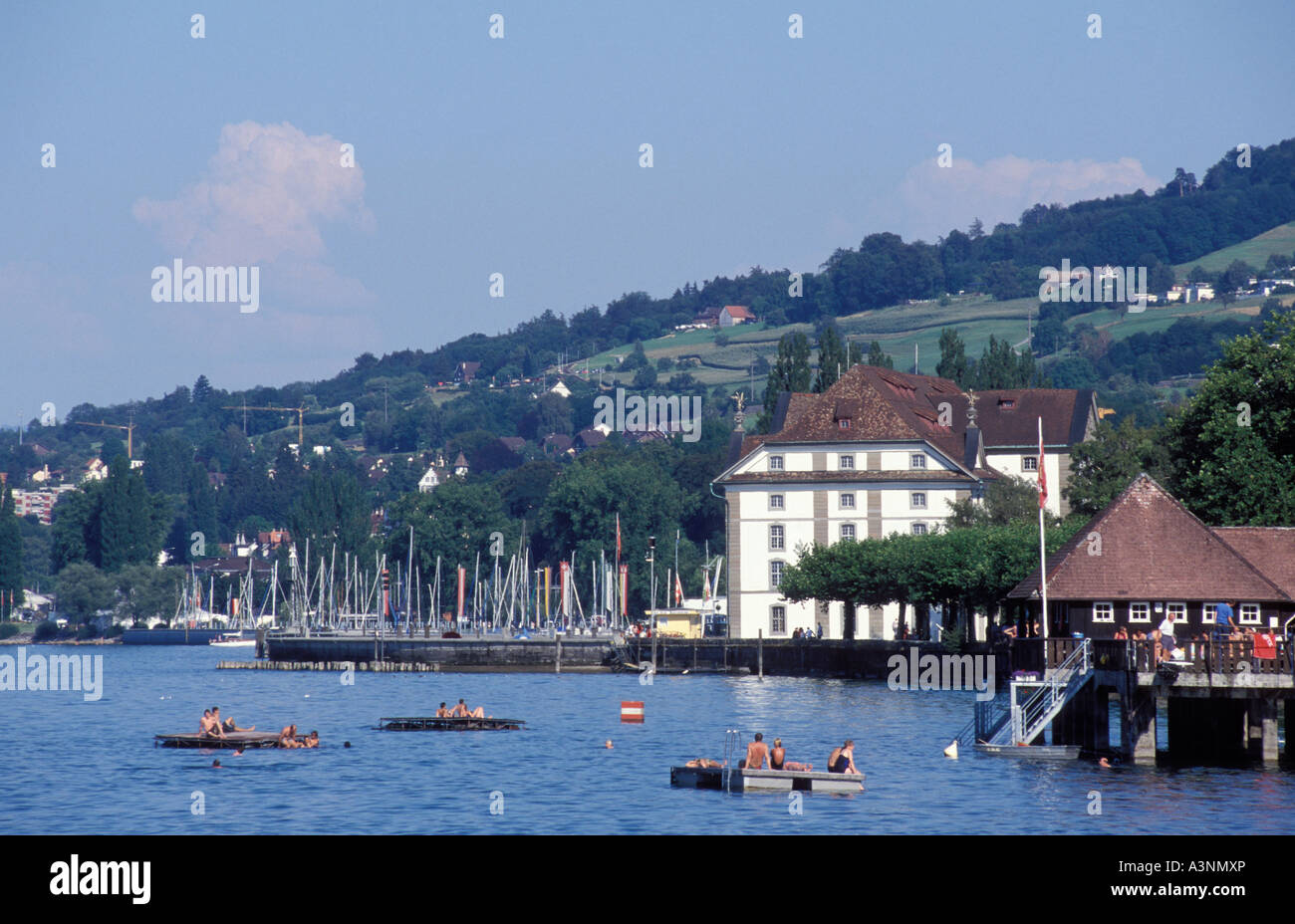 Persone presso la spiaggia balneare di Rorschach Il Lago di Costanza in Svizzera Foto Stock