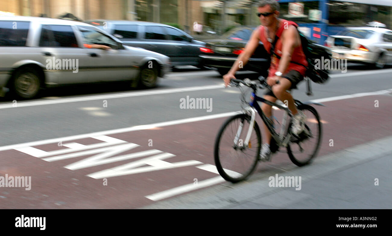 Corriere di bicicletta in corsia degli autobus Foto Stock