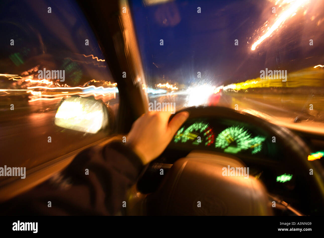 Drining SUV di notte Foto Stock