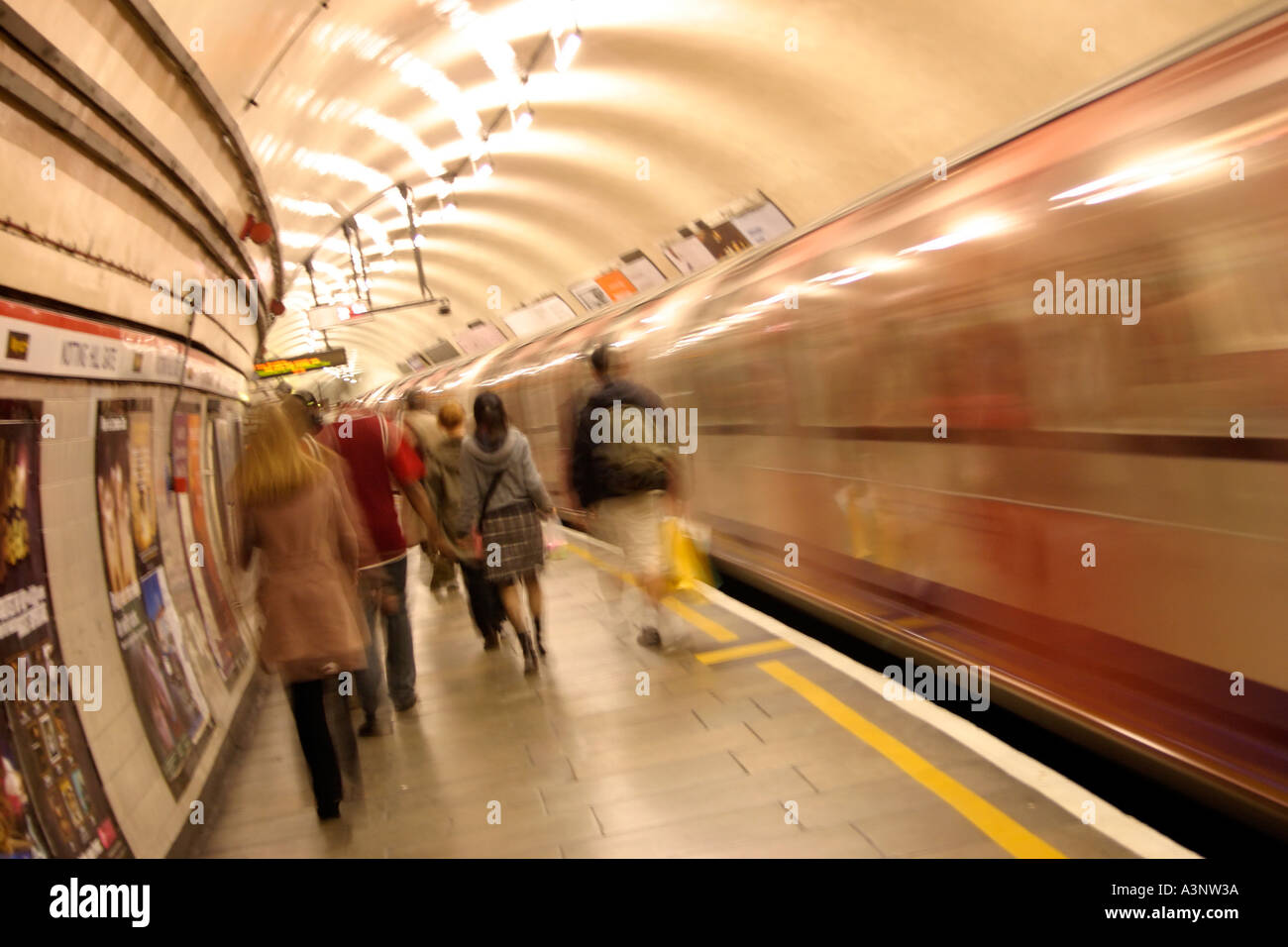 Pendolari sulla metropolitana di Londra Foto Stock