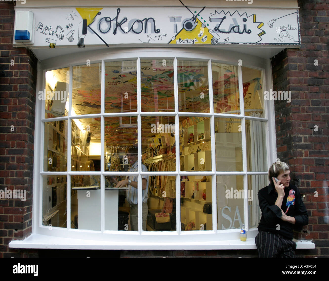 Uomo con un pappagallo spilla Soho Londra Inghilterra Gran Bretagna REGNO UNITO Foto Stock