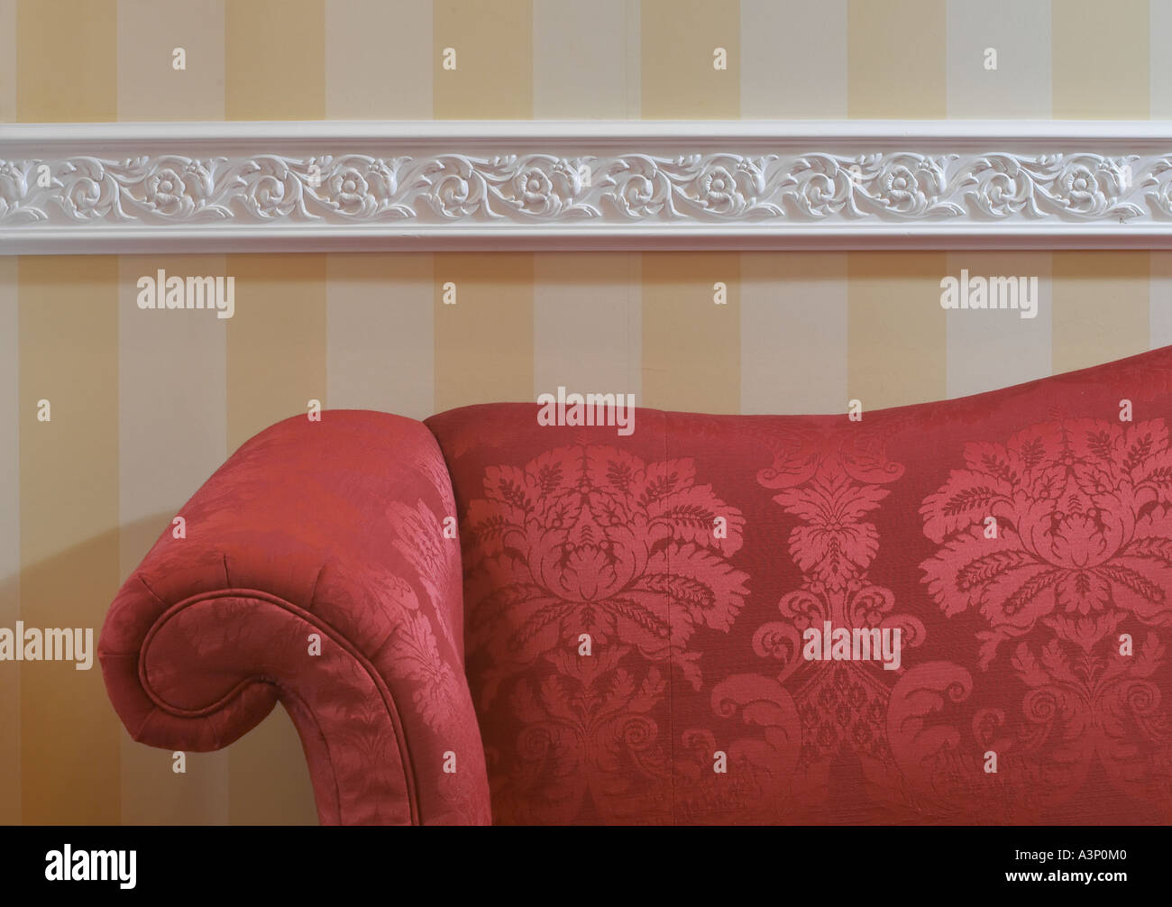 Divano rosso divano nel soggiorno dettaglio Foto Stock