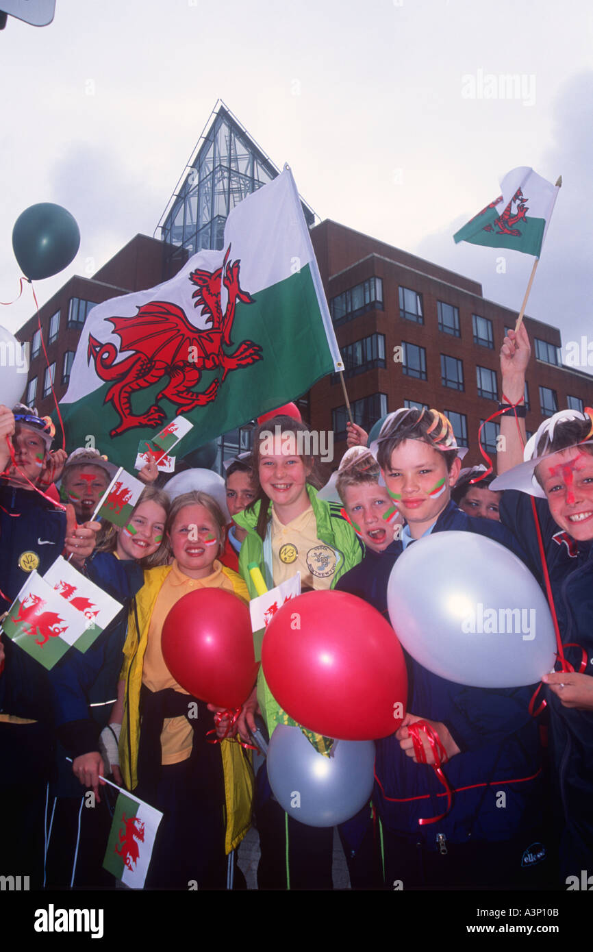 I bambini con bandiere gallese a livello nazionale Apertura Gruppo Cardiff Bay 18083DW1 Foto Stock