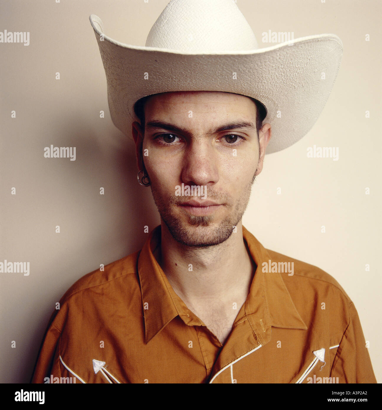 Giovane uomo che indossa il cappello da cowboy, ritratto Foto Stock