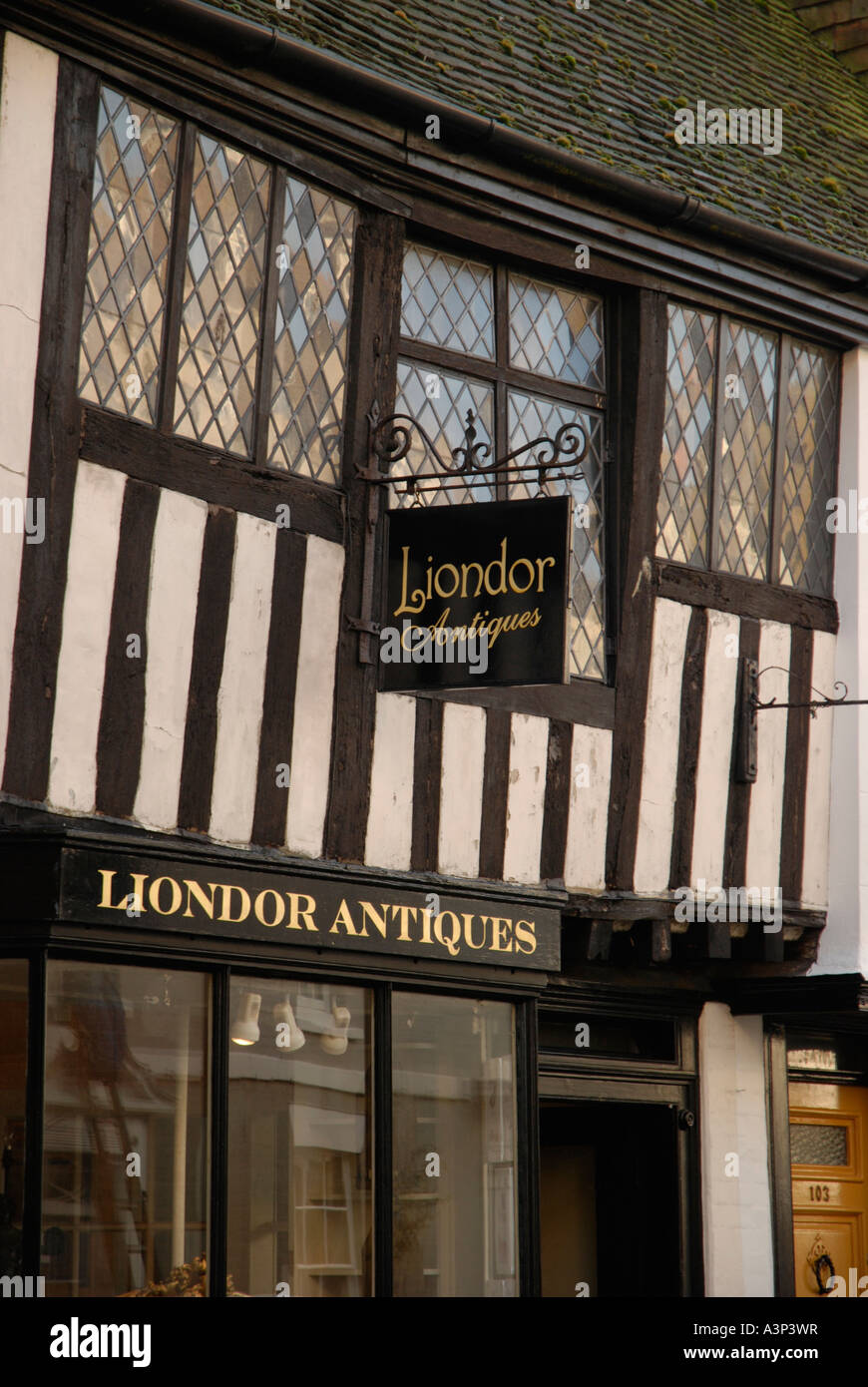 Negozio di antiquariato situato in edificio Tudor in Rye High Street Sussex Foto Stock