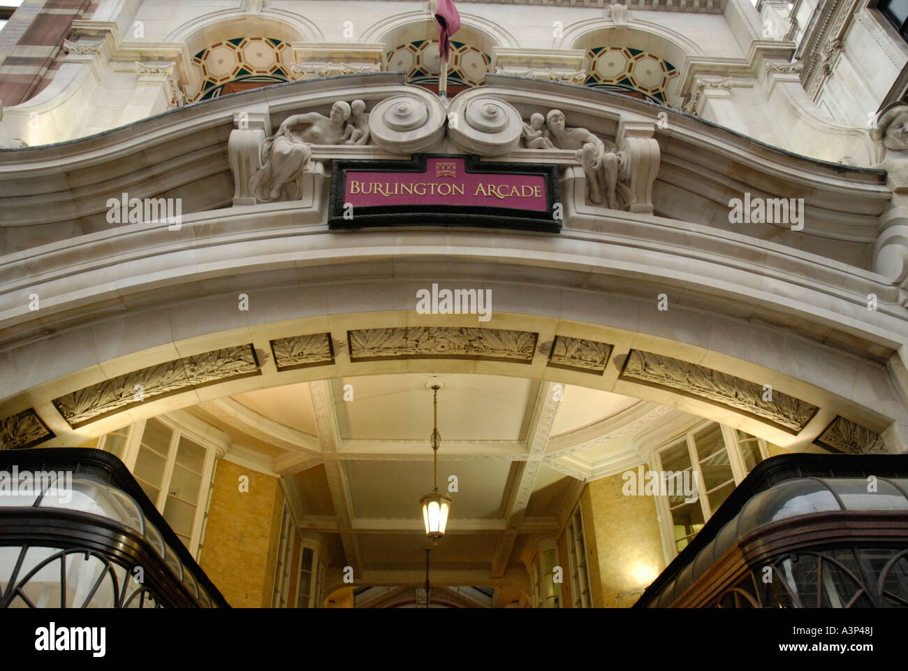 L'ingresso a Burlington Arcade a Piccadilly, Londra, Inghilterra, Regno Unito Foto Stock