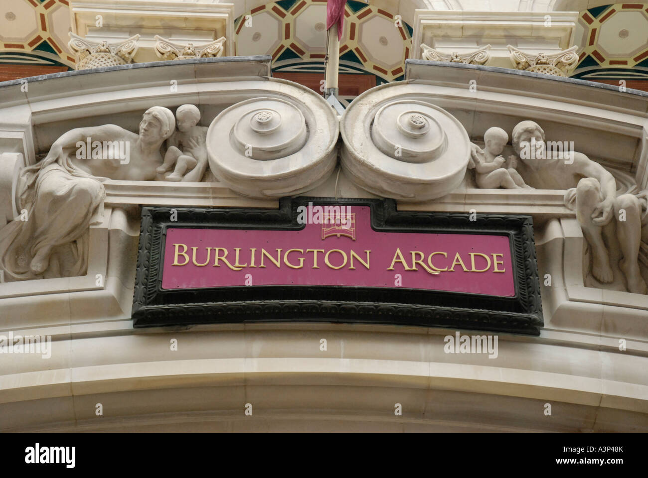 Elaborare lavori ornamentali in pietra e segno sopra l'entrata di Burlington Arcade in Piccadilly Londra Foto Stock