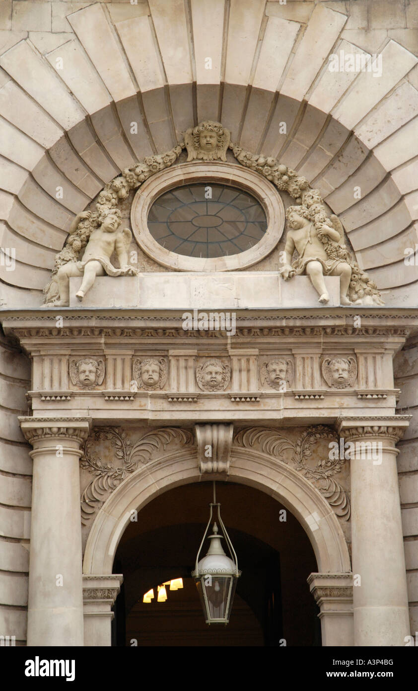 Close up di ingresso di St Mary le Bow chiesa in Cheapside City of London Inghilterra England Foto Stock