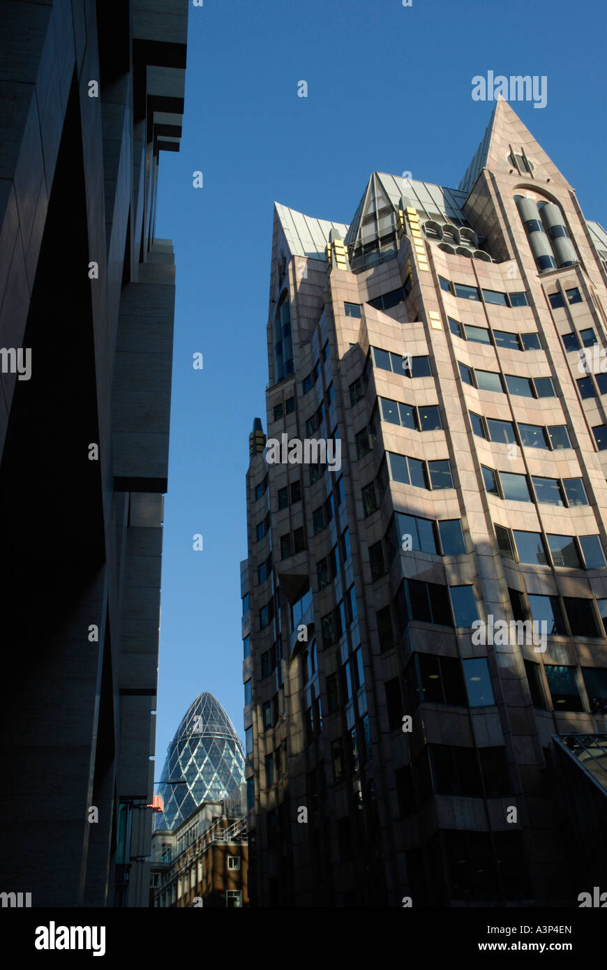 Cattedrale come Minster Corte con il Gherkin ( Swiss Re Tower ) nella distanza City of London Inghilterra England Foto Stock