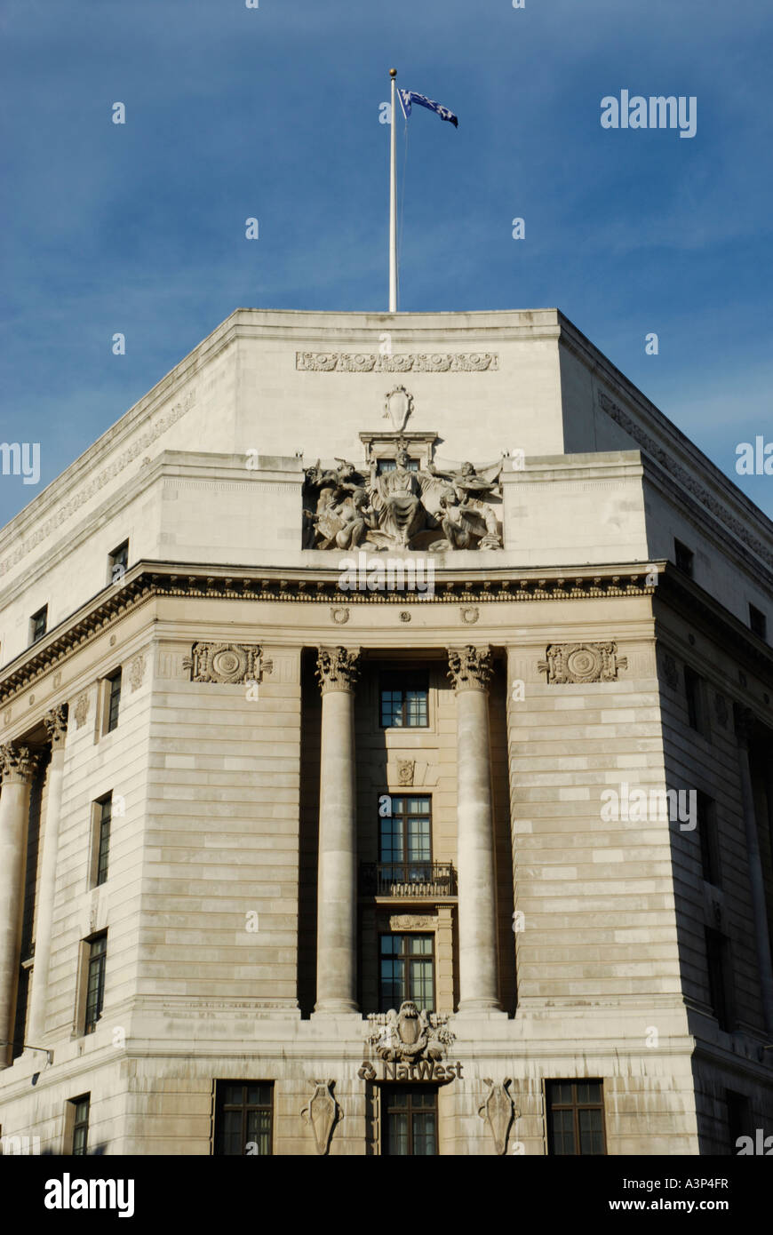 NatWest edificio su un angolo del pollame e Prince's Street nella città di Londra Inghilterra Foto Stock