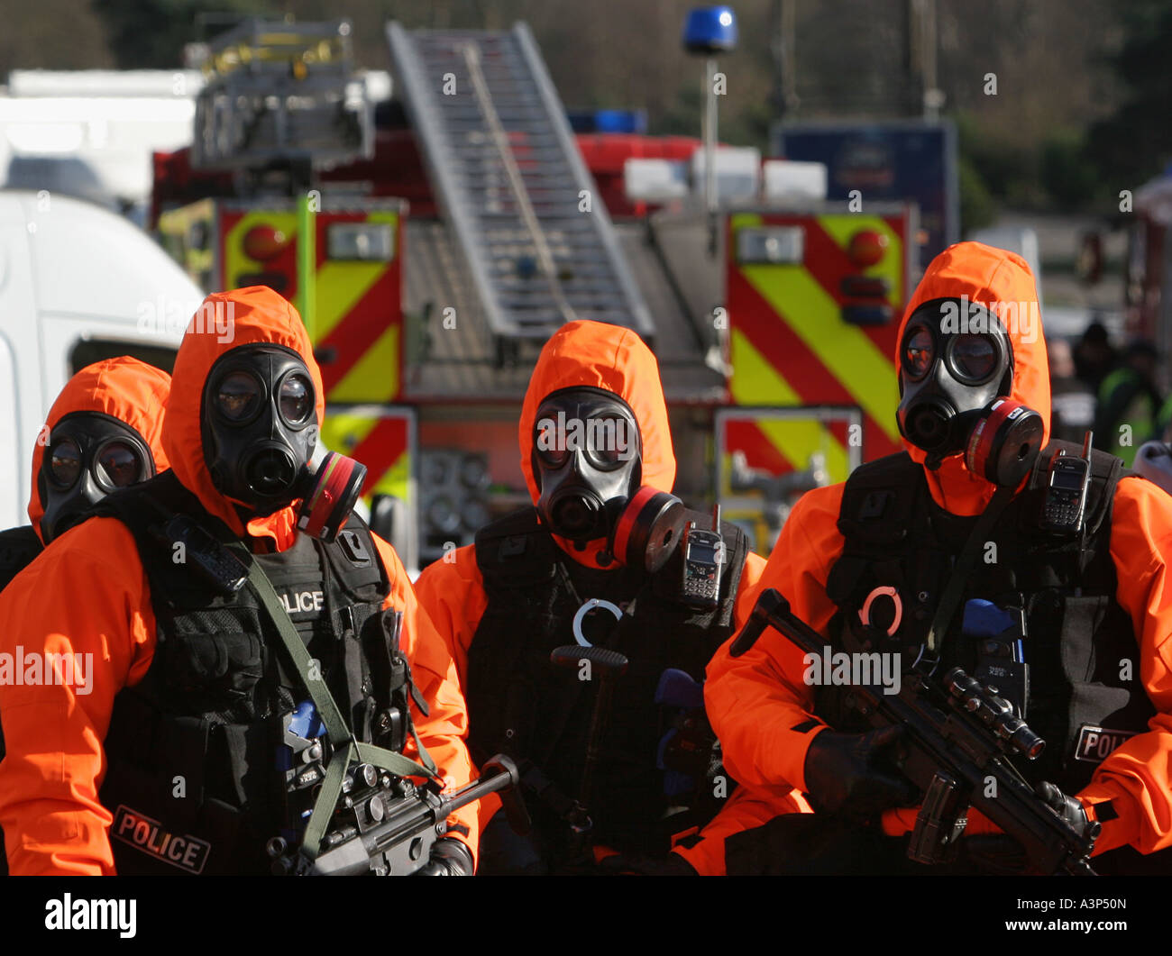 Regno Unito poliziotti armati in anti nucleare guerra chimica suit Foto Stock