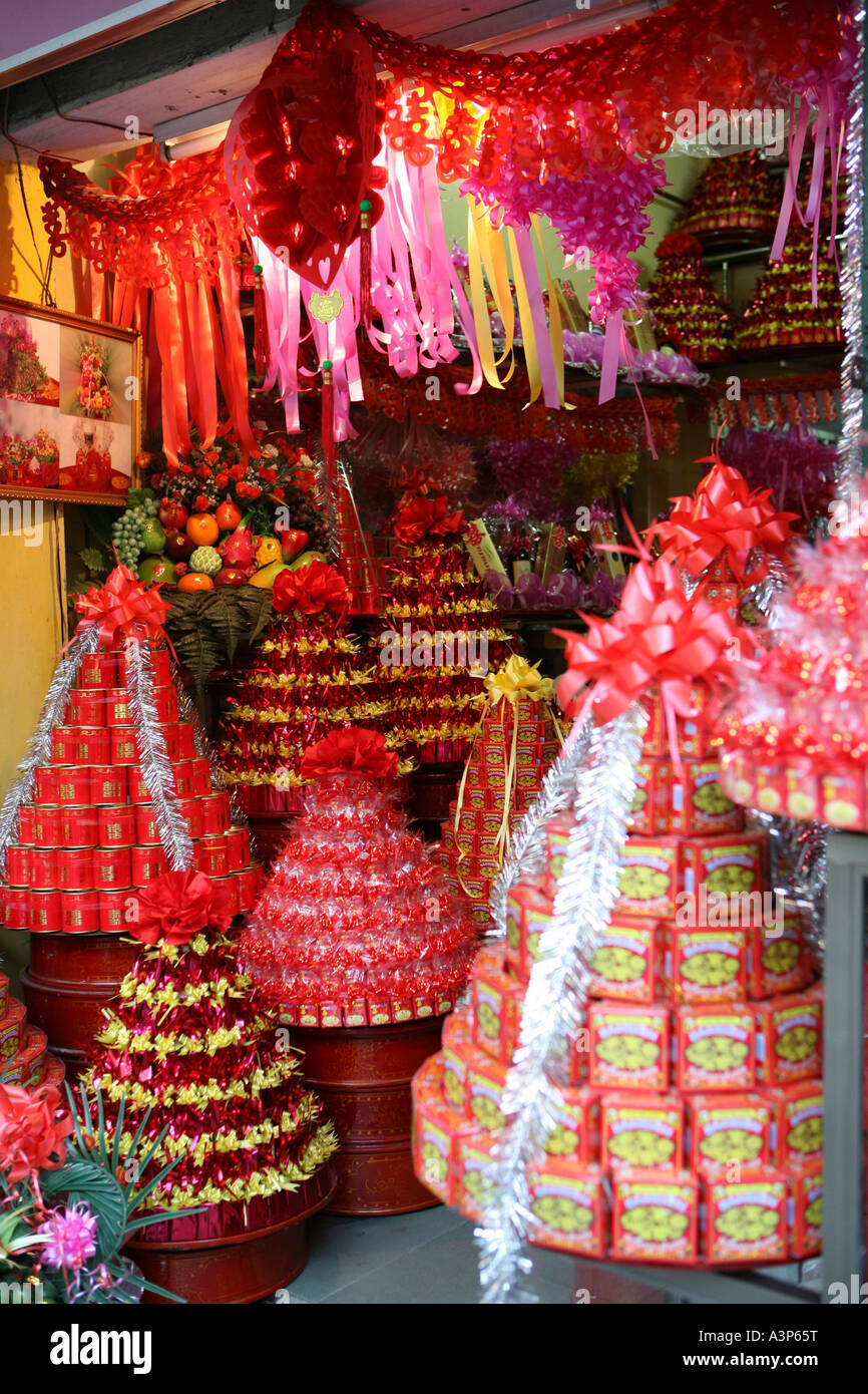 Gli attributi di religiosi che l'uso vietnamita per il culto degli antenati Vietnam (2006) Foto Stock