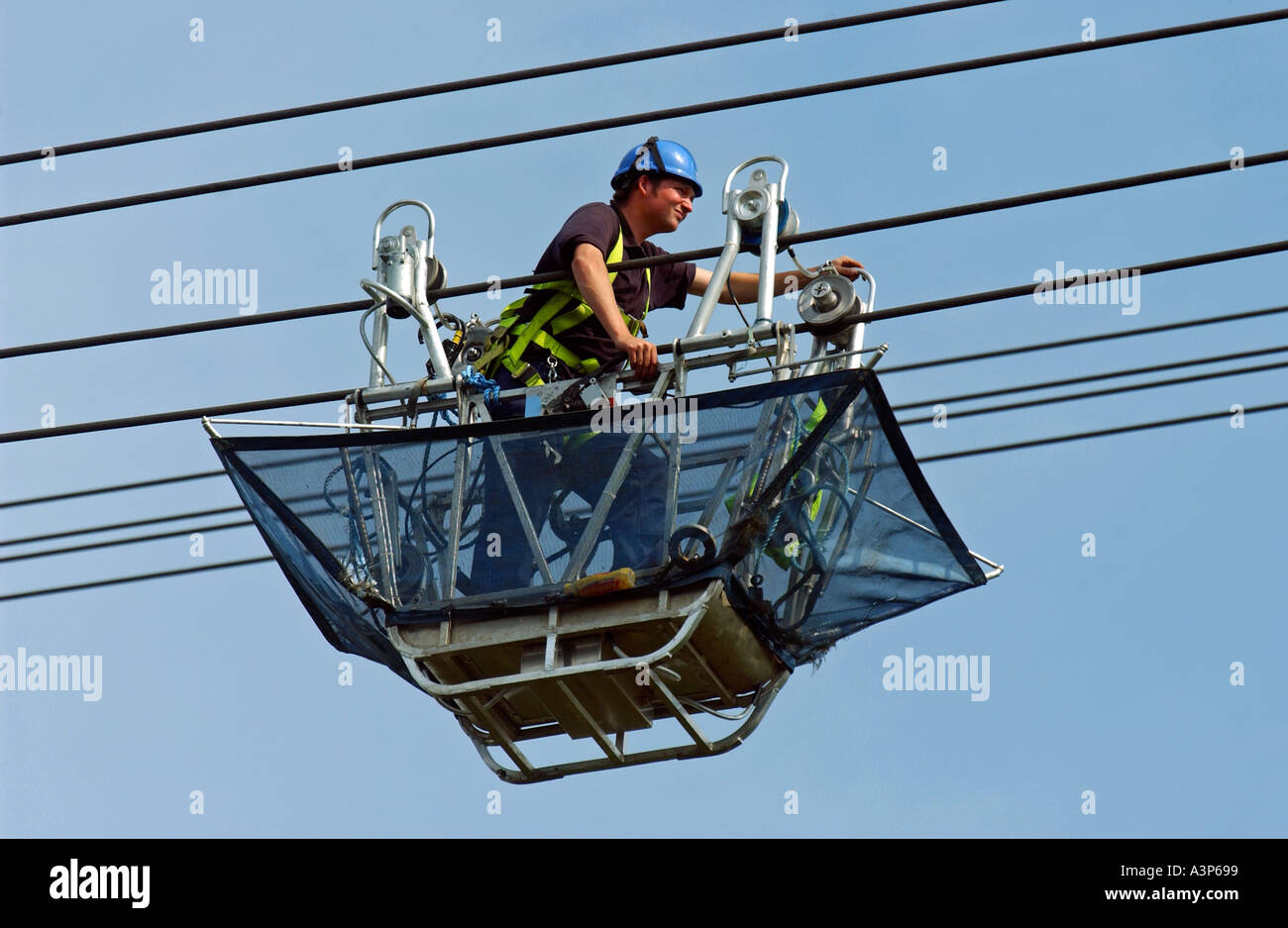 Energia elettrica i lavoratori che operano sulle linee di alimentazione Foto Stock
