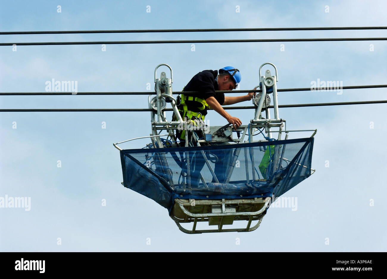 Energia elettrica i lavoratori che operano sulle linee di alimentazione Foto Stock