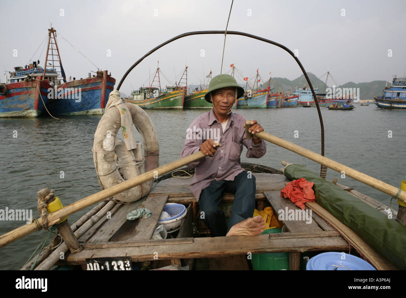 Pham Van Thiem e la sua barca taxi a Cat Ba Town (Baia di Halong, Vietnam 2006) Foto Stock