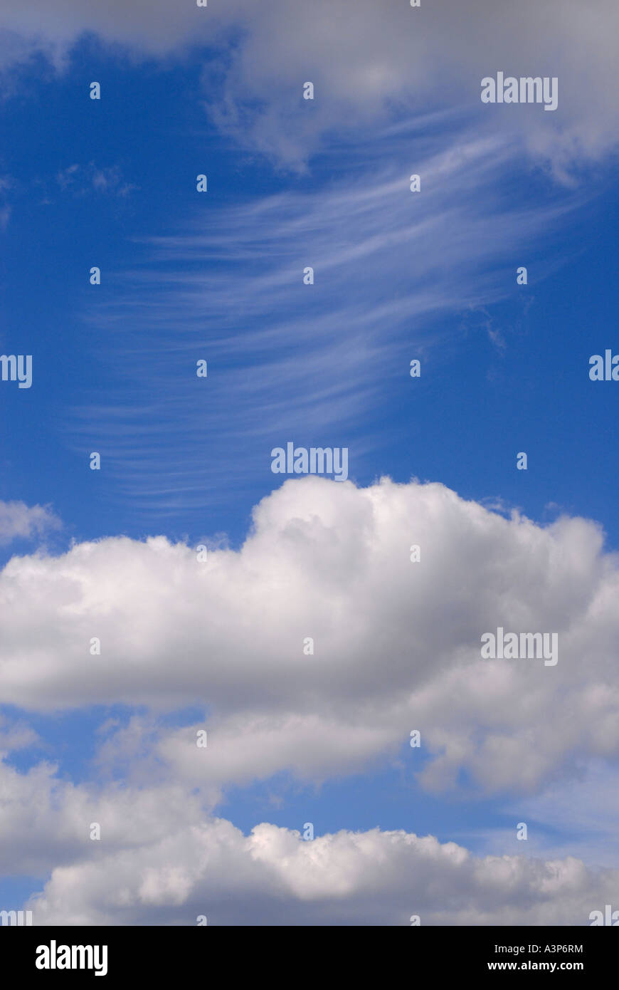Cumulus e le nuvole di cirro e cielo, Inghilterra Foto Stock