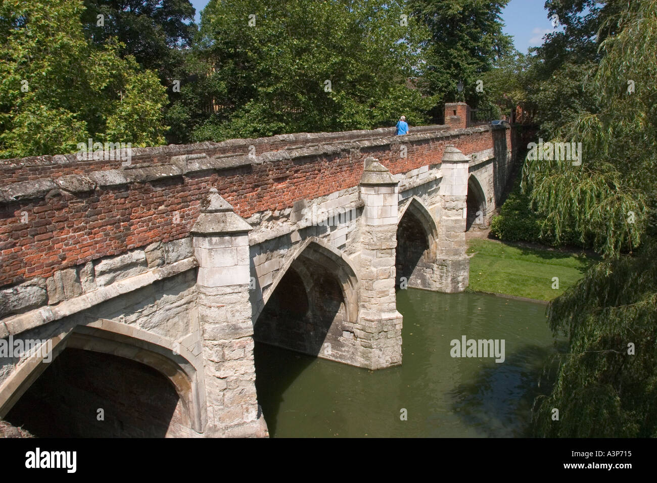 Ponte sul fossato a Eltham Palace di Londra GB UK Foto Stock