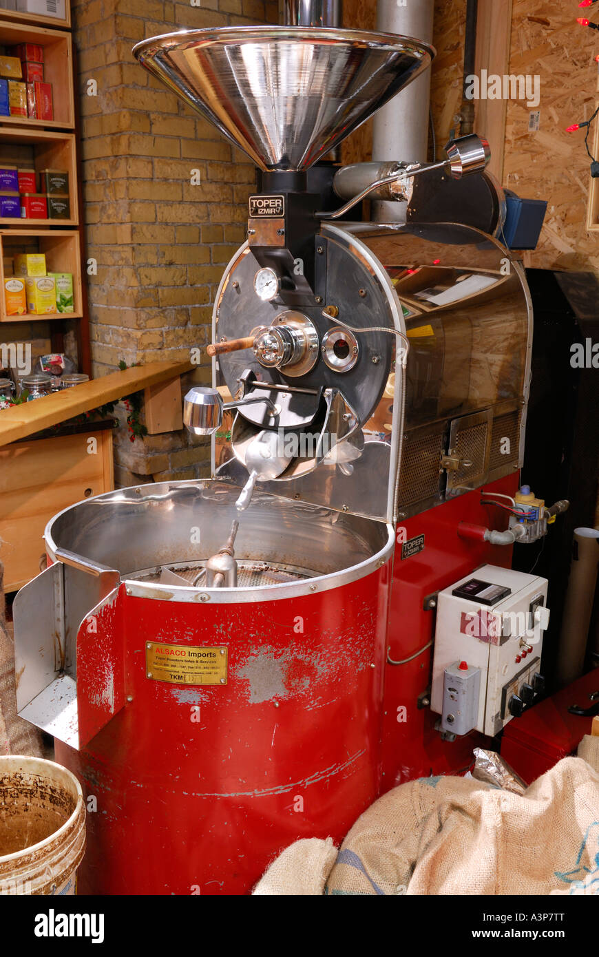 Commerciale di gas di torrefazione di caffè in un mercato coffee shop Foto Stock