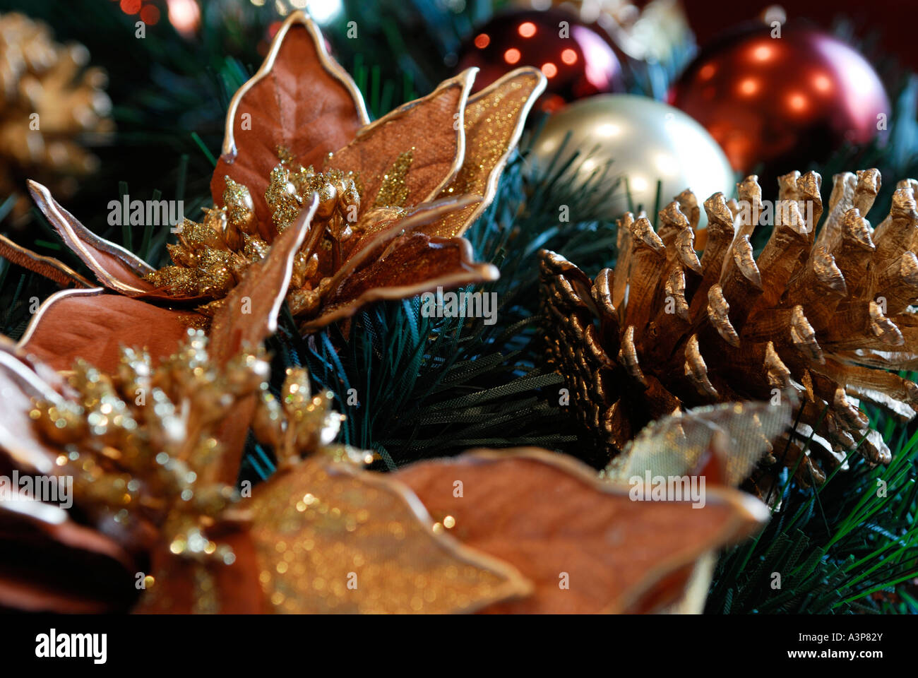 Close up di Natale wreathe con fiori dorati e ornamenti Foto Stock