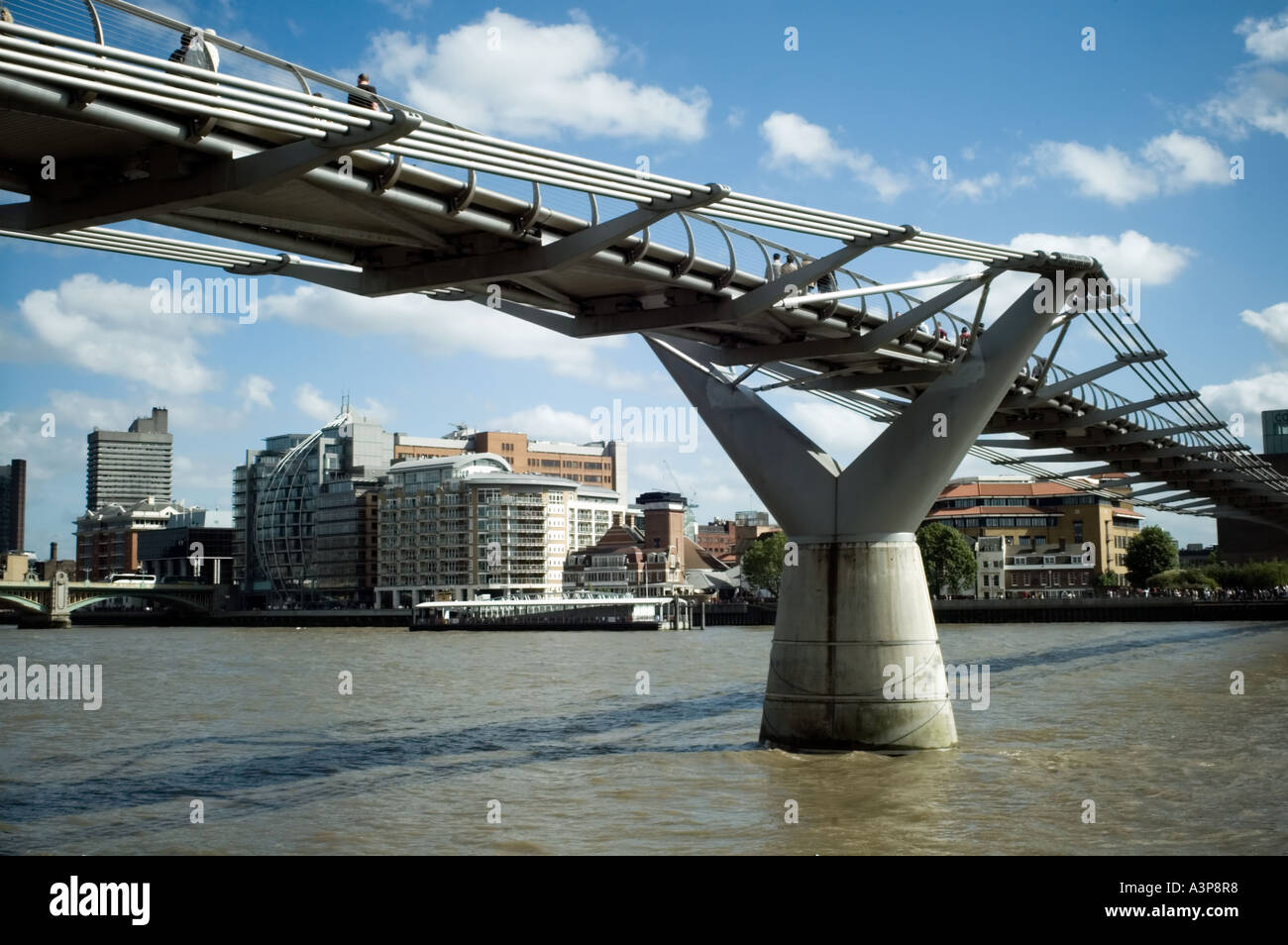 Millennium Bridge (ponte traballante) oltre il Fiume Tamigi, Londra Foto Stock
